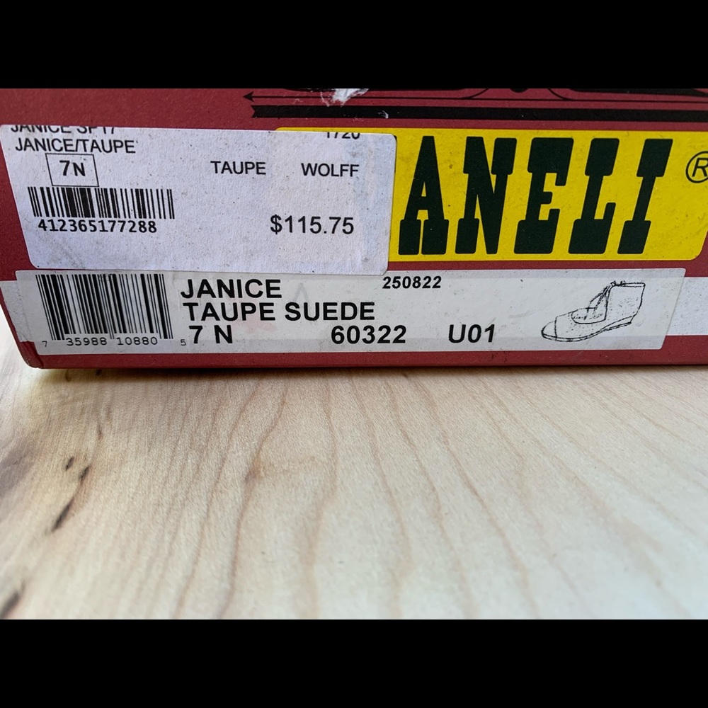 Vaneli Vintage NEW tie up shoes - Picture 8 of 9